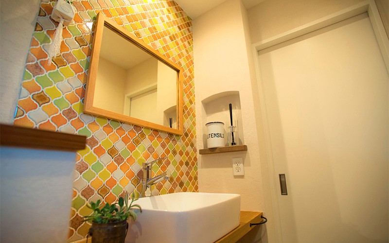 浴室は1階のみですが、洗面室とトイレは2階にも設置。モザイクタイルでのデコレーションが素敵。