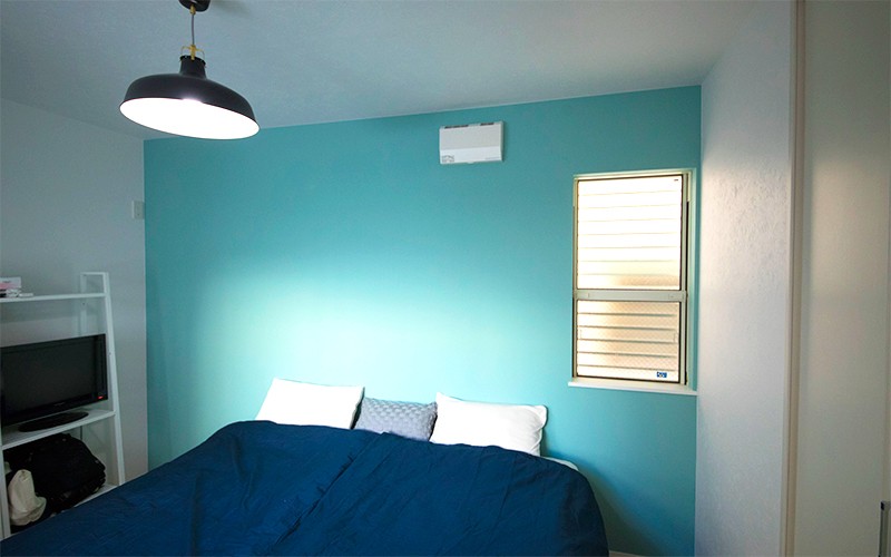 L字型によって寝室も独立できて静かで、「よく眠れますね」とご主人。ブルーの壁とペンダント照明は北欧風。