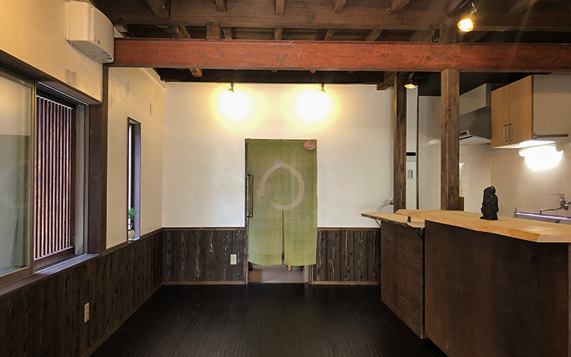 焼き杉を施工した腰壁とコテで軽くおさえた漆喰壁にグリーンの暖簾が映えます。