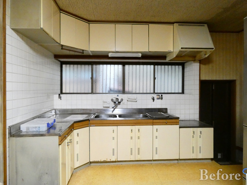 【Before（キッチン）】旧式のL型からI型キッチンへ。横の勝手口ドアはなくして冷蔵庫スペースに変わります
