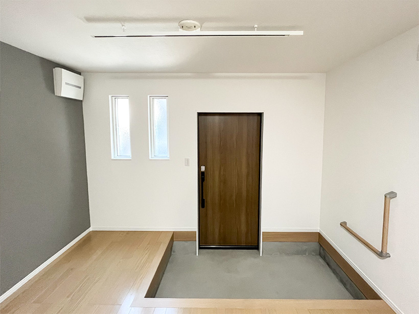 【After（玄関）】上框の手摺はL型、玄関の照明はスライドレールでお洒落に演出