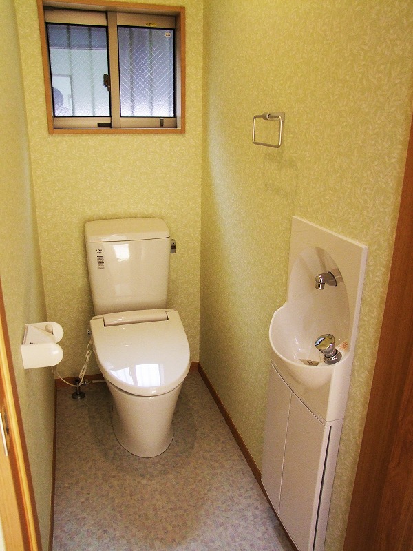 [ トイレ ] 壁はライトグリーンのクロスを選びさわやかな印象のトイレになっています。