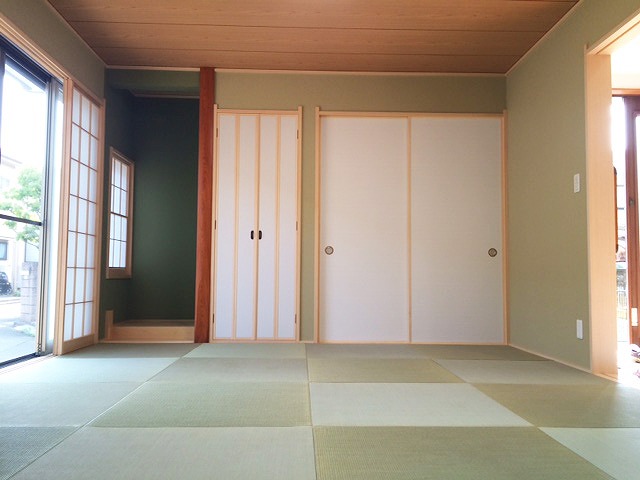 [ 和室 ] 和室にはカラーやデザインも豊富なふちなし畳を使用。
隣接するリビングにも合う和空間になりました。
写真中央の扉は仏間用の折戸式のもので大変珍しい扉です。
