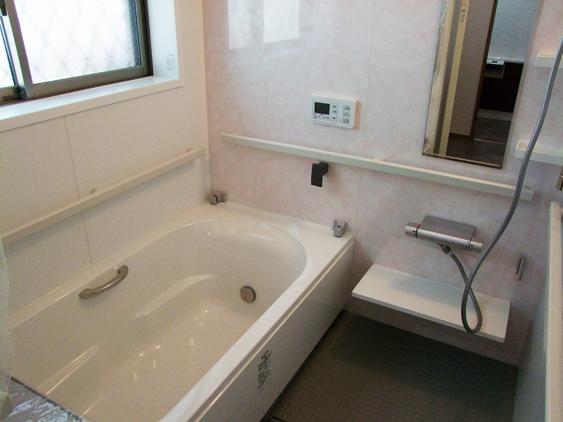 [ 浴室 ] 浴室は安全対策で壁3面に手すりを付けました。
