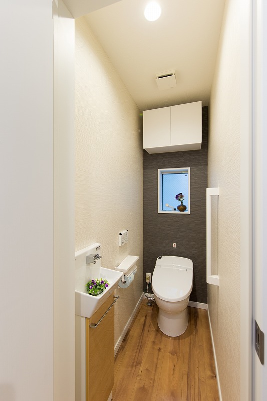 [ トイレ ] トイレは1階3階とも窓を作り、明るい空間にしました。
